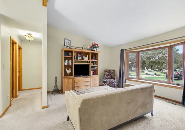 Photo 4 of Single family home for sale at 821 S Hough St, Barrington, IL 60010 | MLS# 12761878 | Listing updated on 2026-10-01