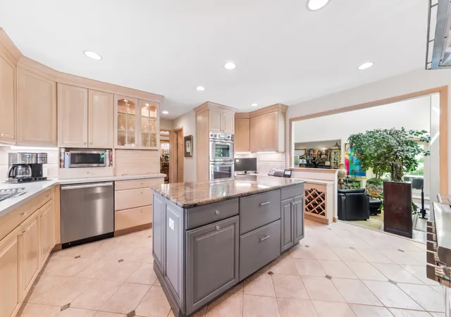 Photo 4 of Single family home for sale at 304 Apple River Dr, Naperville, IL 60565 | MLS# 12761906 | Listing updated on 2026-10-01