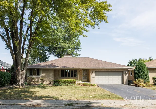 Photo 1 of Single family home for sale at 1033 W Hawkins St, Kankakee, IL 60901 | MLS# 12761915 | Listing updated on 2026-09-23