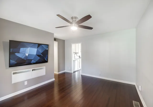 Photo 3 of Single family home for sale at 917 Sunnydale Blvd, Streamwood, IL 60107 | MLS# 12761943 | Listing updated on 2026-10-07