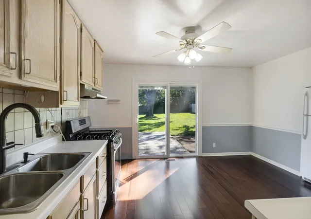 Photo 4 of Single family home for sale at 917 Sunnydale Blvd, Streamwood, IL 60107 | MLS# 12761943 | Listing updated on 2026-10-07