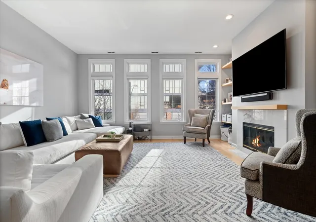 Listing Photo 5 - Condo for sale in building located at 363 W Superior St, Chicago, IL 60654 - Unit #B