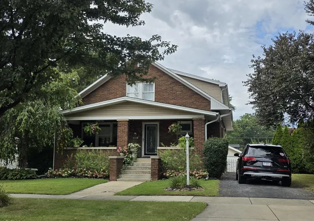Photo 2 of Single family home for sale at 114 S Edward St, Mount Prospect, IL 60056 | MLS# 12762036 | Listing updated on 2026-10-06