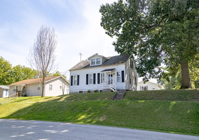 Photo 2 of Single family home for sale at 205 N Market St, New Athens, IL 62264 | MLS# 12762079 | Listing updated on 2026-10-06