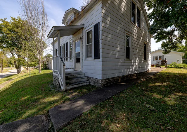 Photo 3 of Single family home for sale at 205 N Market St, New Athens, IL 62264 | MLS# 12762079 | Listing updated on 2026-10-06