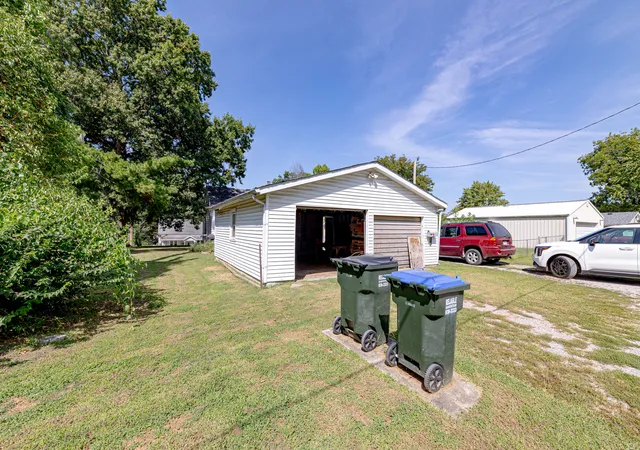 Photo 4 of Single family home for sale at 205 N Market St, New Athens, IL 62264 | MLS# 12762079 | Listing updated on 2026-10-06