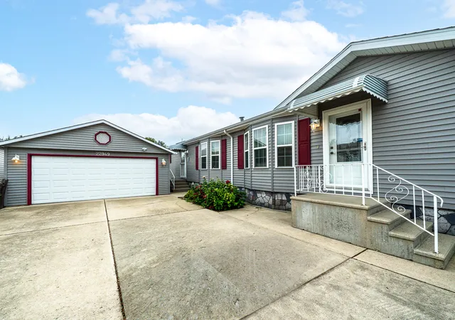 Photo 2 of Manufactured home for sale at 22949 S Glen Eagle Dr, Frankfort, IL 60423 | MLS# 12762098 | Listing updated on 2026-10-05