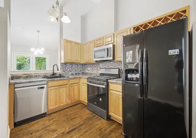 Photo 4 of Townhouse for sale at 610 Lyon Ct, Buffalo Grove, IL 60089 | MLS# 12762104 | Listing updated on 2026-09-24