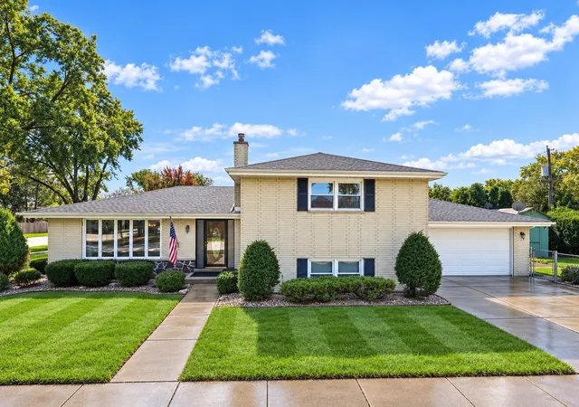 Photo 1 of Single family home for sale at 9200 Austin Ave, Oak Lawn, IL 60453 | MLS# 12762119 | Listing updated on 2026-10-08