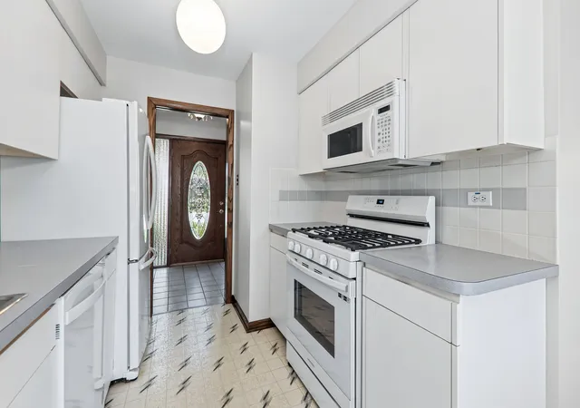 Photo 3 of Single family home for sale at 9200 Austin Ave, Oak Lawn, IL 60453 | MLS# 12762119 | Listing updated on 2026-10-08