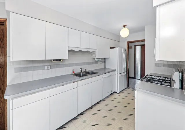 Photo 3 of Single family home for sale at 9200 Austin Ave, Oak Lawn, IL 60453 | MLS# 12762119 | Listing updated on 2026-10-08
