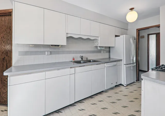 Photo 4 of Single family home for sale at 9200 Austin Ave, Oak Lawn, IL 60453 | MLS# 12762119 | Listing updated on 2026-10-08