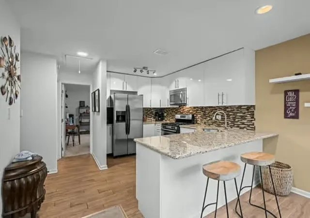 Listing Photo 4 - Condo for sale in building located at 80 Commonwealth Ct, Vernon Hills, IL 60061 - Unit #3