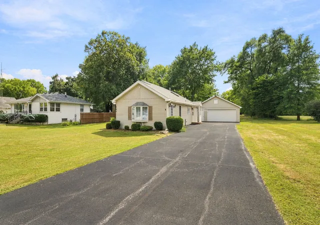 Photo 2 of Single family home for sale at 245 W Southmor Rd, Morris, IL 60450 | MLS# 12762163 | Listing updated on 2026-09-21