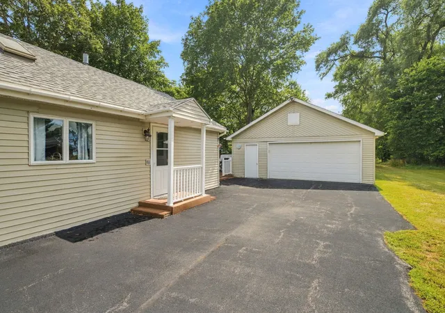 Photo 3 of Single family home for sale at 245 W Southmor Rd, Morris, IL 60450 | MLS# 12762163 | Listing updated on 2026-09-21