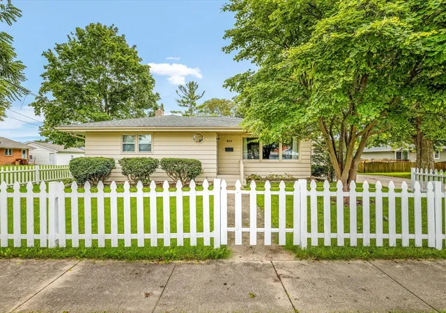 Photo 2 of Sale Pending at 611 E 6th Street, Belvidere, IL 61008 | MLS# 12762164 | Listing updated on 2026-09-25