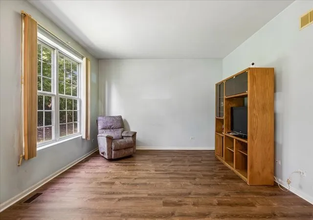 Photo 4 of Single family home for sale at 650 Glenbrook Rd, Crystal Lake, IL 60012 | MLS# 12762217 | Listing updated on 2026-09-25