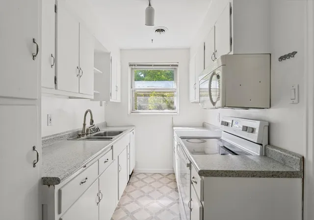 Listing Photo 4 - Condo for sale in building located at 1510 S Race St, Urbana, IL 61801 - Unit #4