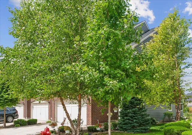 Photo 3 of Townhouse for sale at 162 Waverly Ct, Bloomingdale, IL 60108 | MLS# 12762220 | Listing updated on 2026-09-23