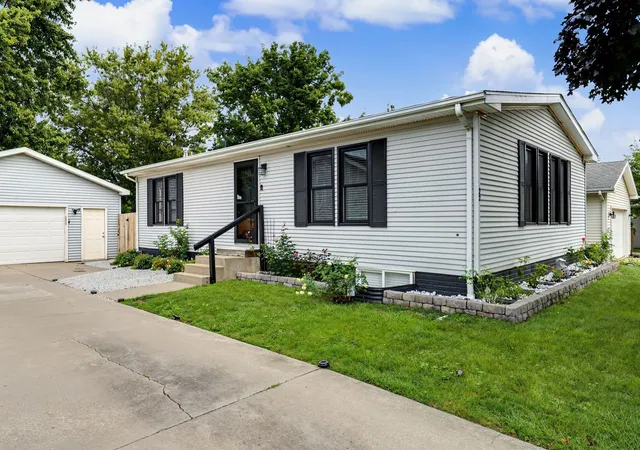 Photo 29 of Single family home for sale at 22 Geneva Ct, Bloomington, IL 61704 | MLS# 12762226 | Listing updated on 2026-10-09