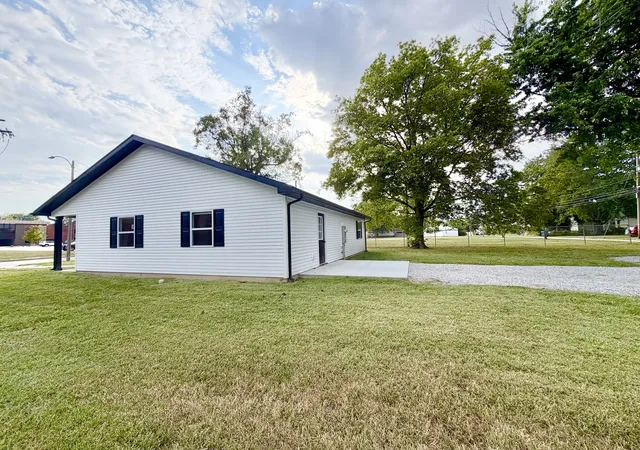 Photo 3 of Single family home for sale at 868 E 2nd Street, Centralia, IL 62801 | MLS# 12762237 | Listing updated on 2026-09-17