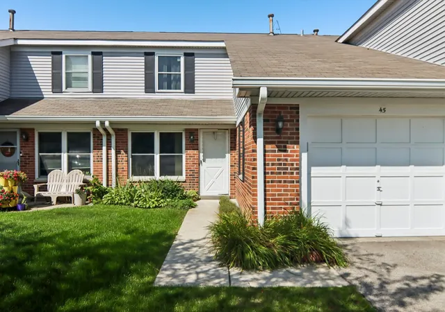 Photo 3 of Townhouse for sale at 45 Willow Cir, Cary, IL 60013 | MLS# 12762272 | Listing updated on 2026-09-24