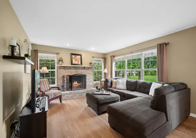 Photo 3 of Single family home for sale at 2105 Bent Tree Dr, Geneva, IL 60134 | MLS# 12762281 | Listing updated on 2026-09-24
