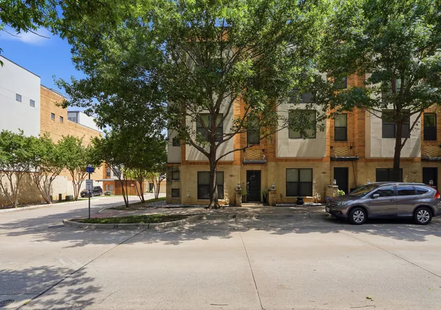 Photo 3 of Townhouse for sale at 644 E Bluff St, Fort Worth, TX 76102 | MLS# 12762288 | Listing updated on 2026-09-23