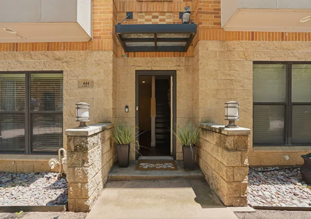 Photo 4 of Townhouse for sale at 644 E Bluff St, Fort Worth, TX 76102 | MLS# 12762288 | Listing updated on 2026-09-23