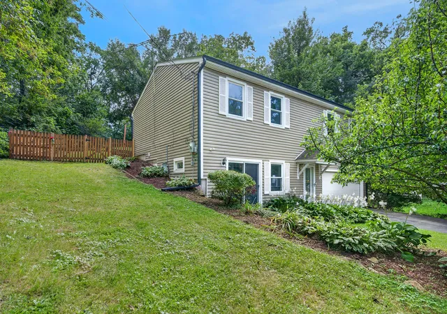 Photo 3 of Single family home for sale at 919 W Dale Ave, Lakemoor, IL 60051 | MLS# 12762388 | Listing updated on 2026-10-02