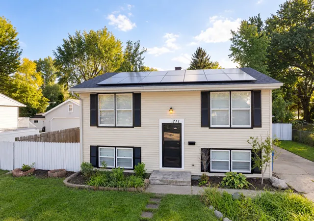 Photo 1 of Single family home for sale at 711 Southwind Dr, Carpentersville, IL 60110 | MLS# 12762397 | Listing updated on 2026-09-22
