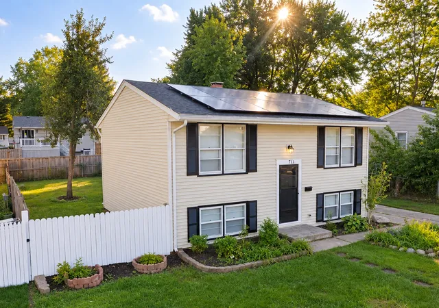 Photo 2 of Single family home for sale at 711 Southwind Dr, Carpentersville, IL 60110 | MLS# 12762397 | Listing updated on 2026-09-22