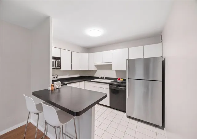 Photo 4 of Condo for sale at 555 W Cornelia Ave #501, Chicago, IL 60657 | MLS# 12762415 | Listing updated on 2026-09-23
