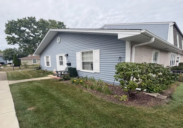 Photo 2 of Townhouse for sale at 1453 Woodcutter Ln #A, Wheaton, IL 60189 | MLS# 12762416 | Listing updated on 2026-09-21