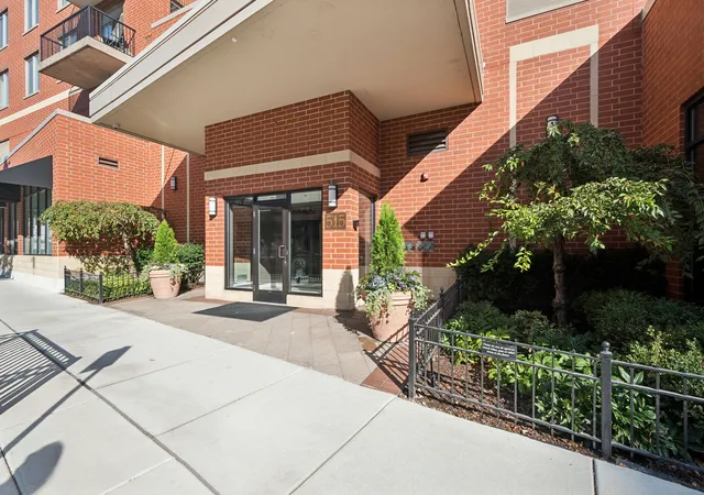 Listing Photo 3 - Condo for sale in building located at 515 Main St, Evanston, IL 60202 - Unit #609