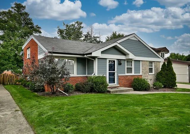 Photo 2 of Single family home for sale at 482 E Park Ave, Elmhurst, IL 60126 | MLS# 12762458 | Listing updated on 2026-09-23
