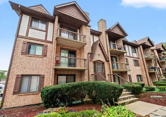 Photo 1 of Condo for sale at 2815 Glenwood Lansing Rd #206, Lynwood, IL 60411 | MLS# 12762516 | Listing updated on 2026-10-05