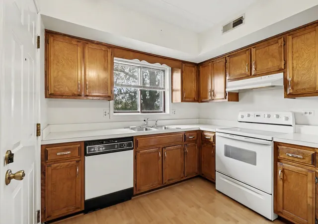 Photo 4 of Condo for sale at 2815 Glenwood Lansing Rd #206, Lynwood, IL 60411 | MLS# 12762516 | Listing updated on 2026-10-05