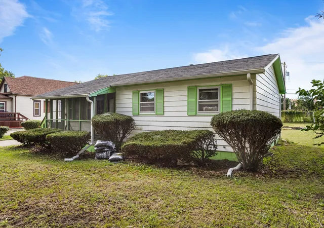 Photo 2 of Single family home for sale at 1405 W Beech St, Urbana, IL 61801 | MLS# 12762524 | Listing updated on 2026-10-01