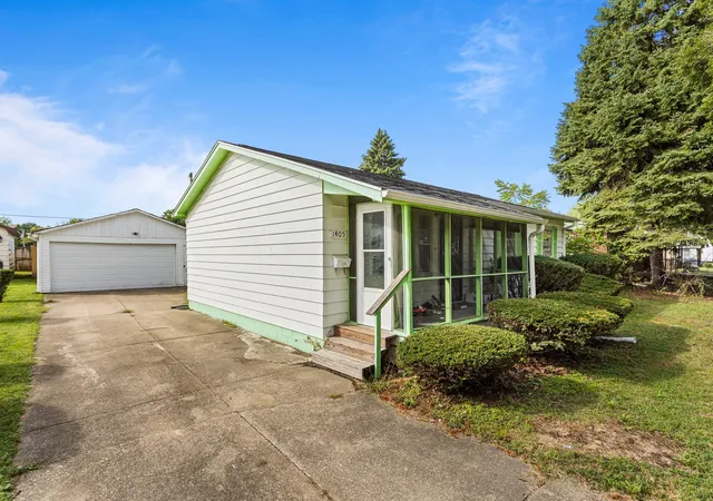 Photo 3 of Single family home for sale at 1405 W Beech St, Urbana, IL 61801 | MLS# 12762524 | Listing updated on 2026-10-01
