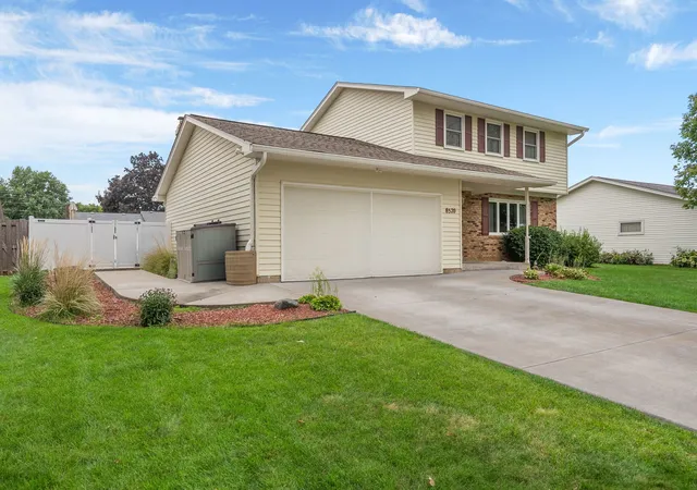 Photo 1 of Single family home for sale at 8520 18th Street W, Rock Island, IL 61201 | MLS# 12762585 | Listing updated on 2026-09-23