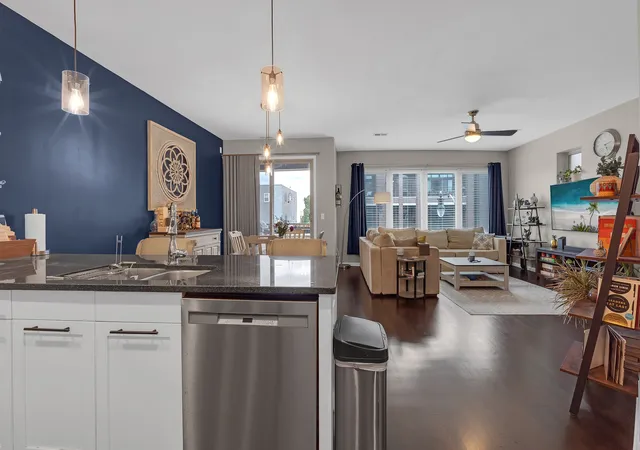 Photo 4 of Condo for sale at 4915 N Lincoln Ave #2, Chicago, IL 60625 | MLS# 12762619 | Listing updated on 2026-09-24