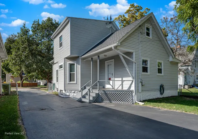 Photo 2 of Single family home for sale at 1002 Vine St, Joliet, IL 60435 | MLS# 12762645 | Listing updated on 2026-10-29