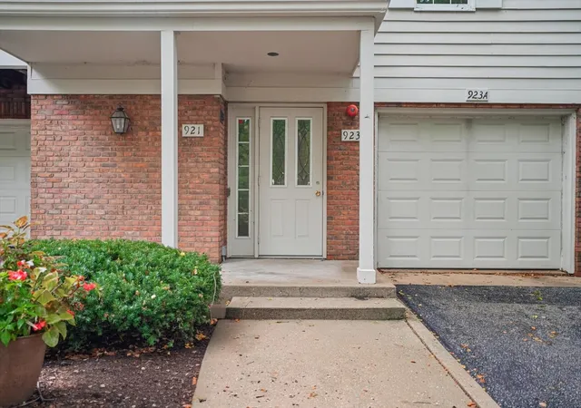 Photo 4 of Condo for sale at 921b Cheshire Dr #B, Champaign, IL 61821 | MLS# 12762661 | Listing updated on 2026-09-29
