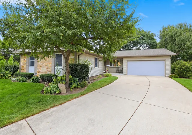 Photo 1 of Sale Pending at 9 Dartford Ln, Schaumburg, IL 60194 | MLS# 12762682 | Listing updated on 2026-09-24