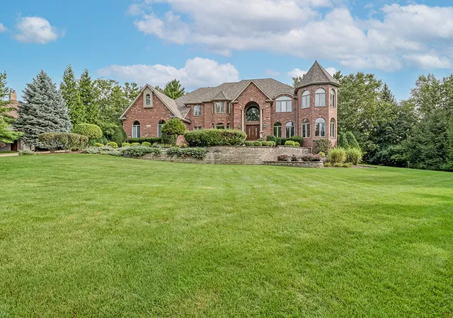 Photo 4 of Single family home for sale at 14044 W Austrian Ct, Homer Glen, IL 60491 | MLS# 12762689 | Listing updated on 2026-09-28