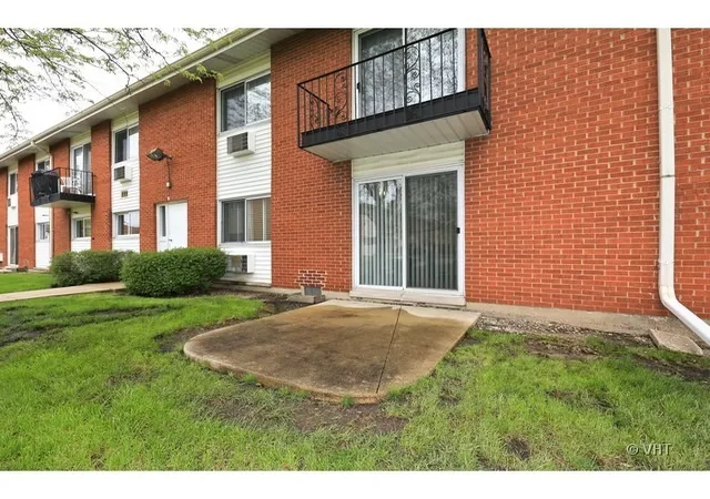 Listing Photo 4 - Condo for sale in building located at 8836 N Western Ave, Des Plaines, IL 60016 - Unit #104D