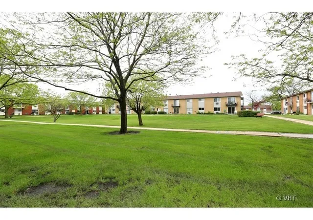 Listing Photo 5 - Condo for sale in building located at 8836 N Western Ave, Des Plaines, IL 60016 - Unit #104D