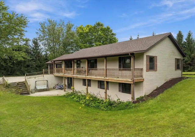 Photo 3 of Single family home for sale at 208 Willow Ln, Dixon, IL 61021 | MLS# 12762752 | Listing updated on 2026-10-09