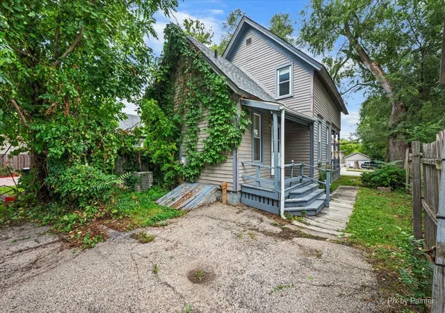Photo 3 of Single family home for sale at 679 Villa St, Elgin, IL 60120 | MLS# 12762758 | Listing updated on 2026-09-23